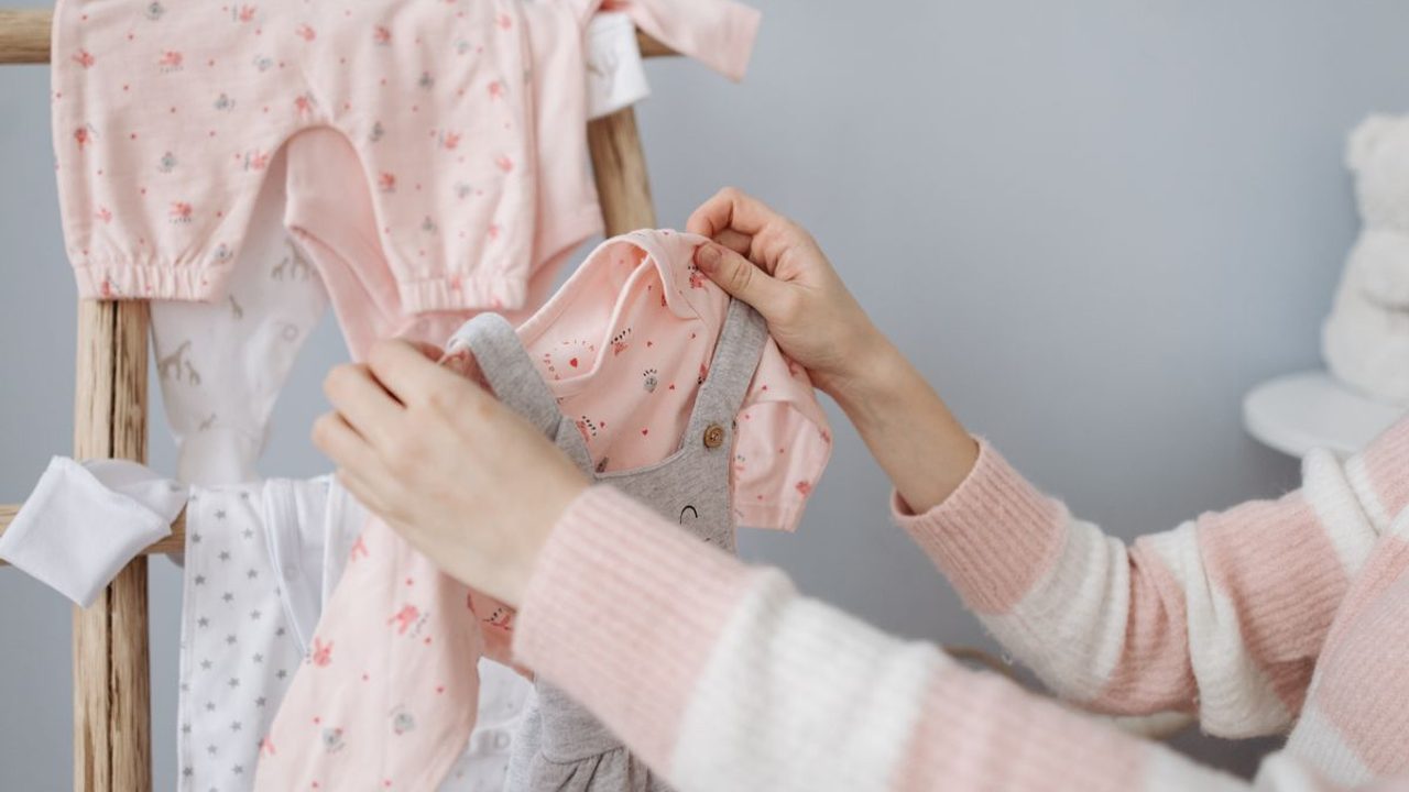 Vêtements de naissance en coton préparés sur un portant