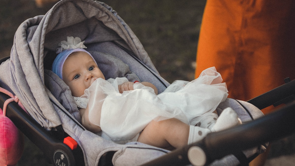 Bébé installé confortablement dans sa poussette