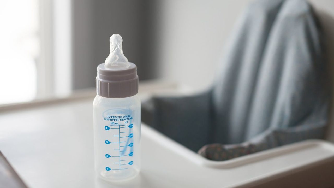 Biberon de lait maternel prêt à être donné