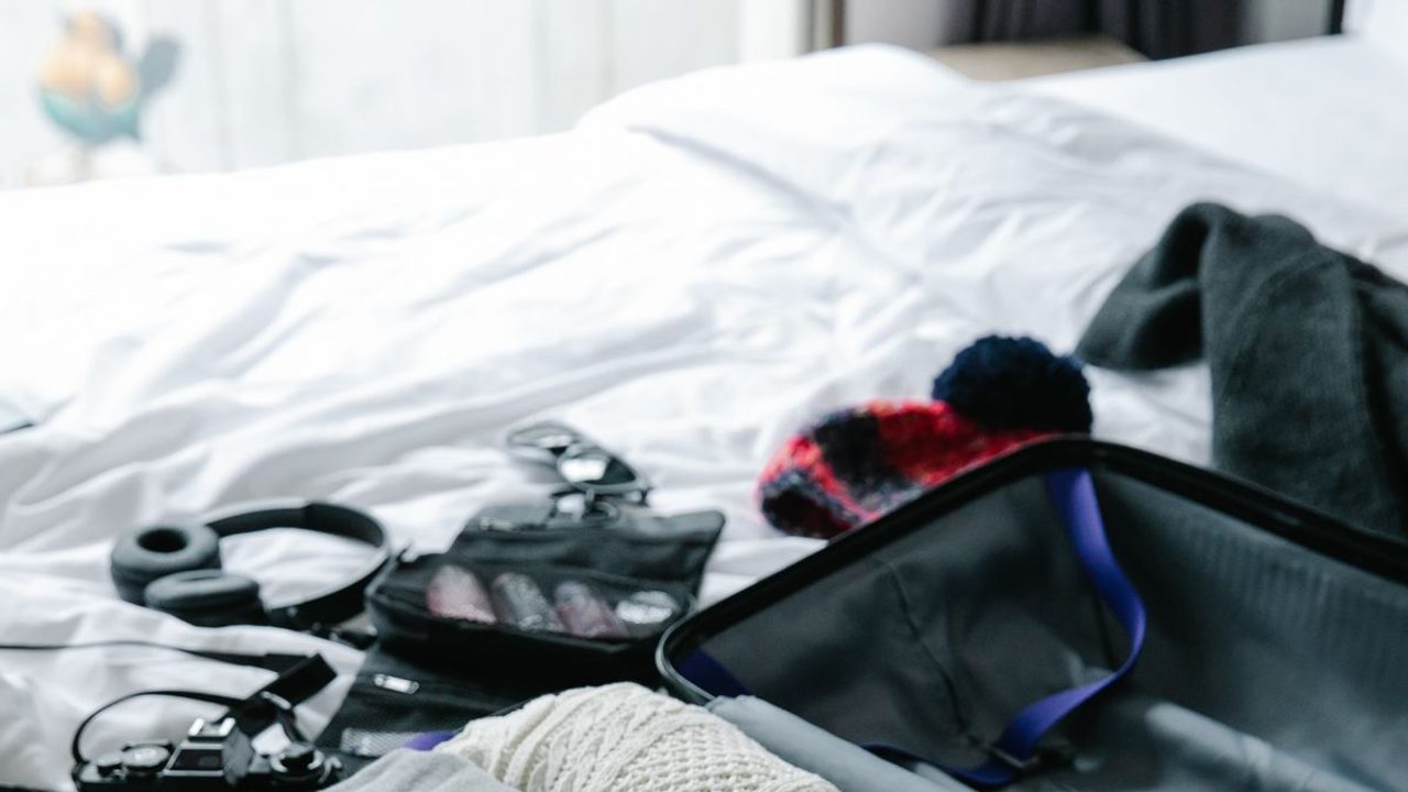 Valise ouverte avec des affaires soigneusement pliées